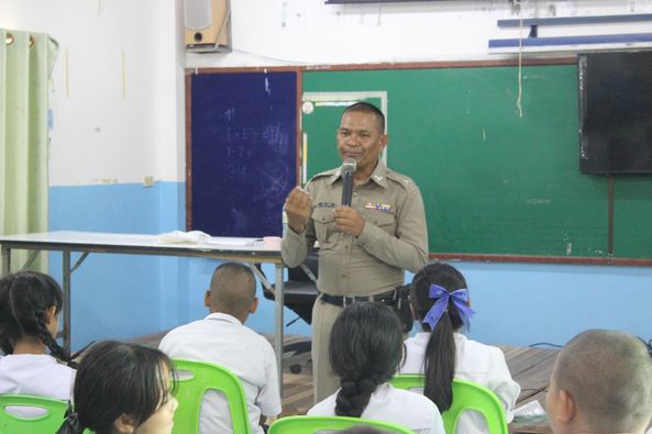 ครูแดรํ โครงการต่อต้านการใช้สารเสพติดในโรงเรียน